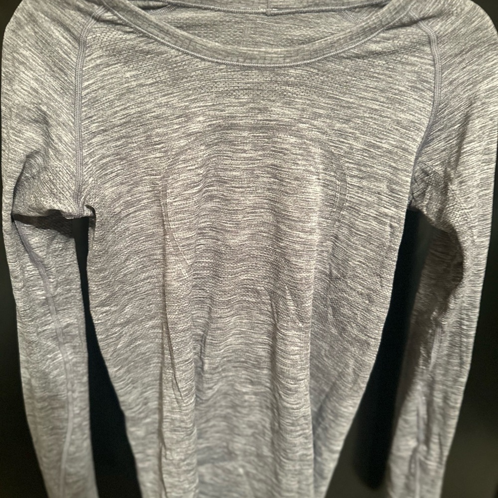 lulu Swiftly Tech Long-Sleeve
Hip Length—no tags, less 5 wears. runs small.